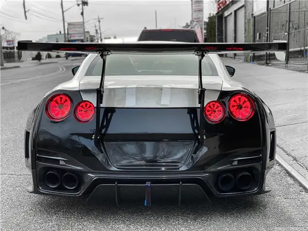 Nissan-GTR-R35-BSP-Style-Rear-Wing-Spoiler-XXIITUNING-GTR-BSP-CF-RW_0f36febd-47c4-4c66-8ab5-c6773b86cb99.webp