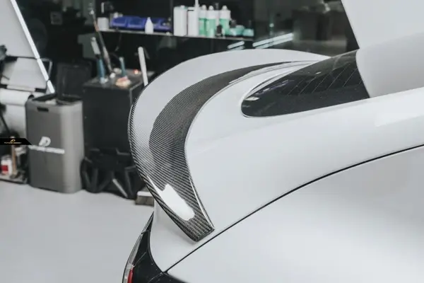 tesla-model-y-future-design-v2-carbon-fibre-rear-trunk-spoiler-XXIITUNING-7.webp