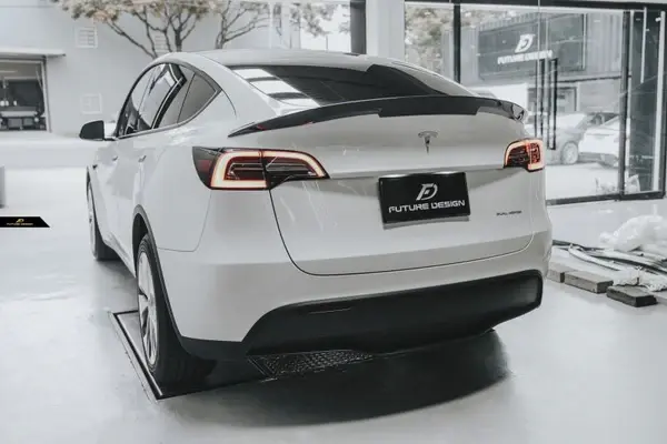 tesla-model-y-future-design-v2-carbon-fibre-rear-trunk-spoiler-XXIITUNING-4.webp